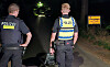 Zwei Polizisten am Ortseingang von Schwanewede mit mobilem Scheinwerfer bei nächtlichem Einsatz.