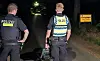 Zwei Polizisten am Ortseingang von Schwanewede mit mobilem Scheinwerfer bei nächtlichem Einsatz.