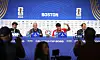 Gustavo Alfaro und Gustavo Gómez bei der FIFA-WM-Pressekonferenz in Boston vor blauer Sponsorwand.