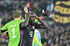 Dayot Upamecano lässt sich ungläubig an den Kopf nach seiner roten Karte.