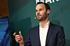 Tobias Haupt spricht vor DFB-Hintergrund in Frankfurt über den Management-Lehrgang im Profifußball.