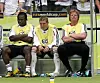 Gerald Asamoah, Bastian Schweinsteiger und Oliver Kahn sitzen auf der deutschen Ersatzbank bei der WM 2006.