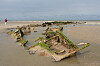 Wrackreste des 1940 zerstörten Schiffes «Crested Eagle» liegen bei Ebbe am Strand von Zuydcoote.