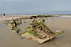 Wrackreste des 1940 zerstörten Schiffes «Crested Eagle» liegen bei Ebbe am Strand von Zuydcoote.
