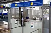 Entry-Exit-System-Schild mit EU-Sternenkreis an der Passkontrolle im Flughafen Nürnberg, rechts blaue Pressewand.