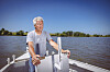 Fährschiffer Holger Blohm auf dem Boot vor der Elbinsel Lühesand.