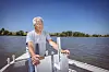 Fährschiffer Holger Blohm auf dem Boot vor der Elbinsel Lühesand.