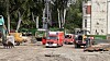 Baustelle in Hamburg-Rotherbaum mit Radlader, Rettungswagen und Einsatzfahrzeugen nach tödlichem Unfall.