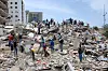 Rettungskräfte und Helfer räumen Trümmer eines eingestürzten Gebäudes in Caracas nach dem Erdbeben weg.