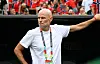 Ståle Solbakken steht im weißen T-Shirt an der Seitenlinie im Gillette Stadium in Boston.