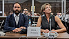 Christina Block und ihr Anwalt Ingo Bott sitzen im Hamburger Gerichtssaal vor Namensschild und Kopfhörern.
