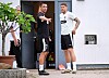 St. Pauli-Coach Marcel Rapp spricht mit Marcus Mathisen.