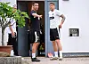 St. Pauli-Coach Marcel Rapp spricht mit Marcus Mathisen.