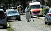 Einsatzkräfte und Spurensicherung sichern eine Straße in Stade nach tödlichen Schüssen.