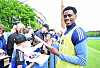 Albert Sambi Lokonga gibt Fans beim HSV-Training Autogramme am Spielfeldrand in Hamburg.