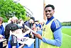Albert Sambi Lokonga gibt Fans beim HSV-Training Autogramme am Spielfeldrand in Hamburg.