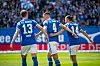 Kenan Fatkic jubelt nach dem 1:1 mit Lukas Kunze und Adrien Lebeau vor der Tribüne.