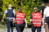 Polizeibeamte betreuen Angehörige vor einer Jugendeinrichtung nach tödlichen Schüssen.