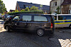 Leichenwagen und Polizeiwagen vor einer Jugendeinrichtung in Stade nach tödlichen Schüssen.