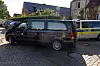 Leichenwagen und Polizeiwagen vor einer Jugendeinrichtung in Stade nach tödlichen Schüssen.
