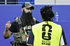 FBI-Mitarbeiter und FIFA-Freivolontär sprechen vor dem WM-Spiel im AT&T Stadium in Dallas.