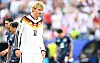 Nick Woltemade im Deutschland-Trikot vor verschwommenen Spielern beim WM-Spiel gegen Paraguay in Foxborough.