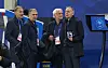 Watzke, Rettig, Völler und Neuendorf stehen beim Länderspiel Frankreich gegen Deutschland in Lyon zusammen.