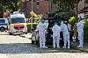 Spurensicherung vor einer Jugendeinrichtung, Einsatzfahrzeuge und Absperrungen in der Straße