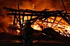 Feuerwehrleute löschen eine brennende Scheune bei Otzberg in der Nacht.