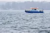 Patrouillenboot „Seeadler“ der Wasserschutzpolizei auf der Müritz vor Uferkulisse.