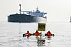 Greenpeace-Aktivisten demonstrieren in der Ostsee vor einem Schiff mit russischem Öl.