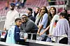 Malick Thiaw steht mit seiner Familie nach dem Länderspiel Deutschland gegen Finnland in der Mewa Arena in Mainz.