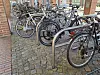 Zahlreiche Fahrräder stehen dicht an einem Fahrradständer am Bahnhof in Henstedt-Ulzburg.