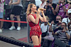 Helene Fischer singt in rotem Bühnenoutfit bei ihrem Stadionkonzert in Köln.