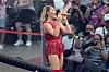 Helene Fischer singt in rotem Bühnenoutfit bei ihrem Stadionkonzert in Köln.