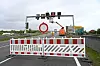 Sperrung der Auffahrt zur Rügenbrücke mit Verkehrszeichen „Verbot für Fahrzeuge aller Art“ und Absperrgittern.
