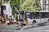 Schranke an der Waterloostraße in Eimsbüttel blockiert die Fahrbahn, Bus und Einsatzkräfte vor Stau.