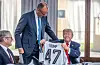 Friedrich Merz übergibt Donald Trump ein Deutschlandtrikot, Keir Starmer beobachtet die Szene im Hotel Royal in Évian-les-Bains.