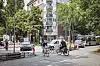 Schranke an der Waterloostraße in Eimsbüttel blockiert die Straße, Autos, Radfahrer und Bus im Stau.