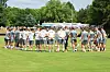 SV 07 Elversberg steht zum Trainingsauftakt in einer großen Runde auf dem Rasen im Mühlwaldstadion.