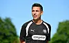 Trainer Marcel Rapp steht auf dem Trainingsplatz des FC St. Pauli vor blauem Himmel.