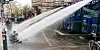 Wasserwerfer gegen Demonstranten vor der Roten Flora am 1. Mai 2021.