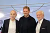 Rudi Völler, Julian Nagelsmann und Bernd Neundorf stehen vor einer Pressekonferenz zur Bundestrainer-Vorstellung.