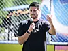 Sami Khedira spricht mit Mikrofon beim Mediengespräch im Adidas Home of Soccer in New York.