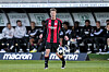 Elias Baum von Eintracht Frankfurt am Ball im Spiel.