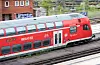 Rote Regionalbahn der Deutschen Bahn fährt in den Hauptbahnhof ein.