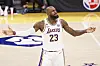 LeBron James in Lakers-Trikot gestikuliert und reklamiert eine Schiedsrichterentscheidung in Los Angeles.