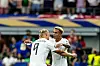 Erling Haaland umarmt Antonio Nusa nach dem 1:0 für Norwegen in Arlington.