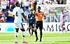 Jonathan Tah spricht mit Schiedsrichter Jalal Jayed auf dem Rasen in Foxborough beim WM-Spiel Deutschland gegen Paraguay.