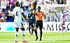 Jonathan Tah spricht mit Schiedsrichter Jalal Jayed auf dem Rasen in Foxborough beim WM-Spiel Deutschland gegen Paraguay.